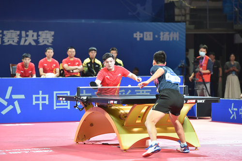 牌和社媒热 牌和社媒热